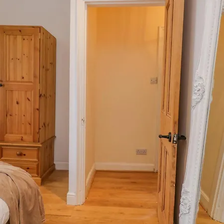 Kendal Cottage *